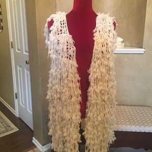 Blu Pepper ivory vest. Size Large. New.